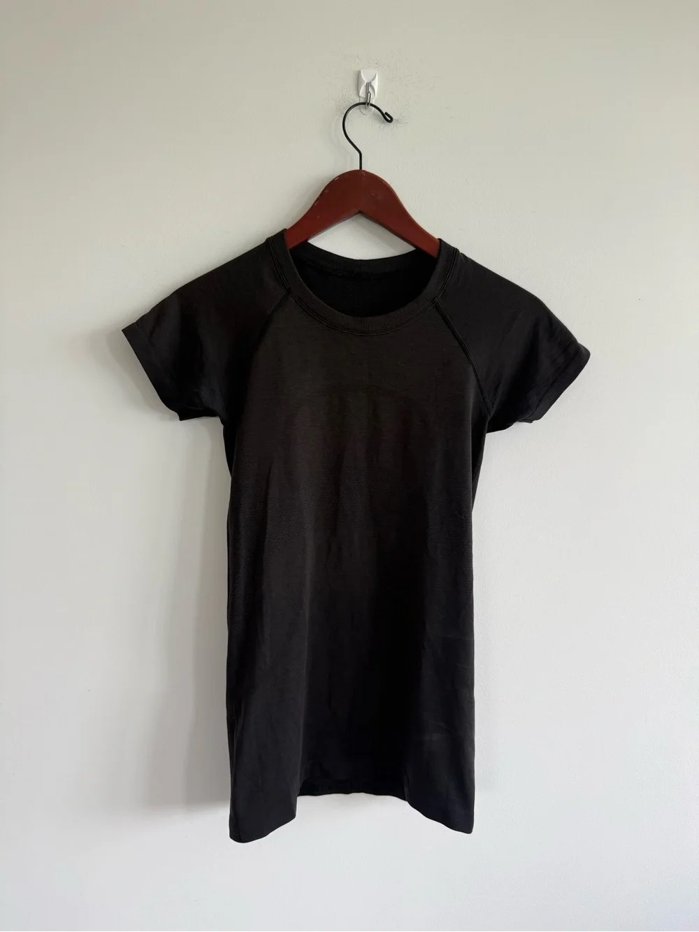 lululemon athletica Black Short Sleeve Performance Tee with Back Logo - Picture 3 of 6